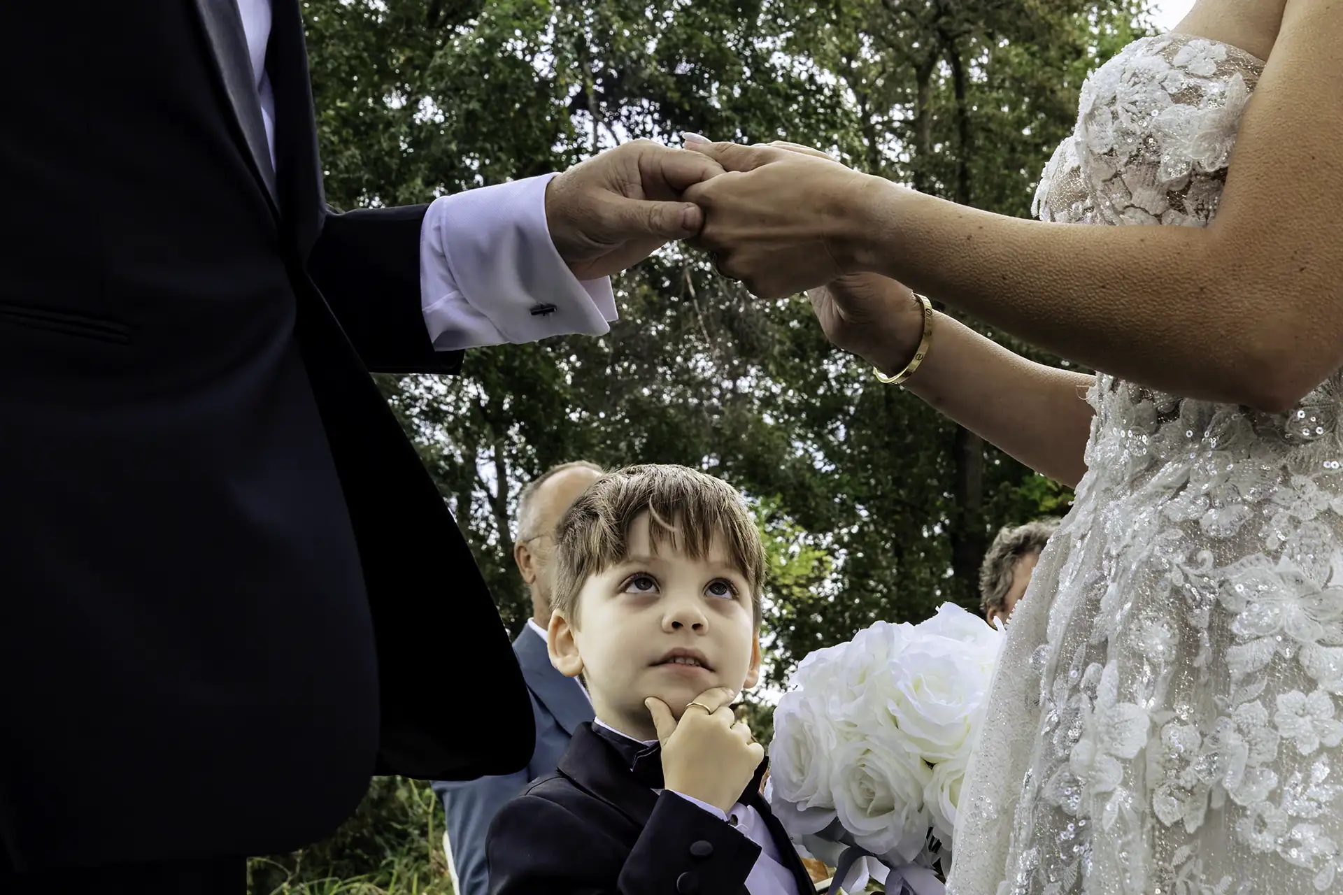 Zoontje bij de ceremonie op een bruiloft