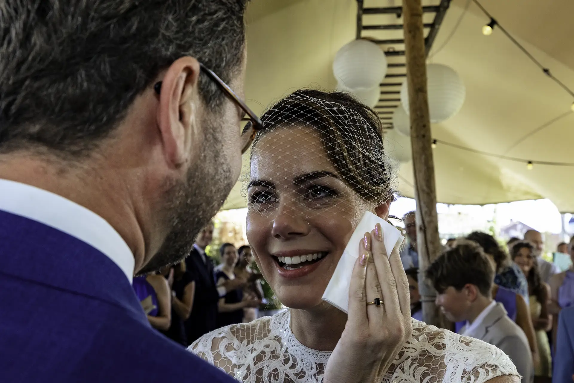 Bruid huilt bij aankomst ceremonie
